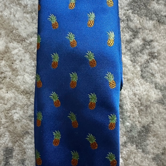 Pineapple tie CHAPS like new used once - Picture 3 of 9